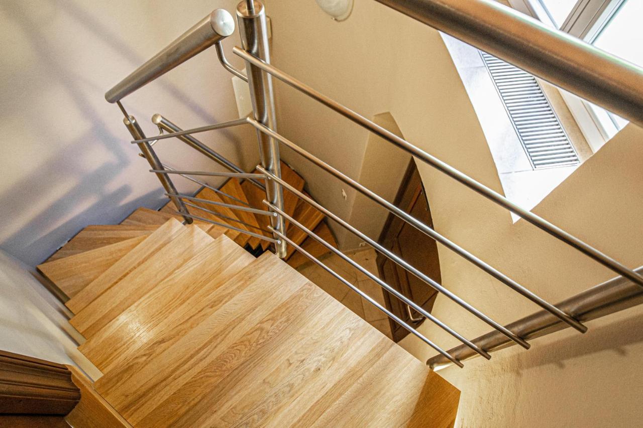 Modern And Spacious Apartments In City Center Prága Kültér fotó