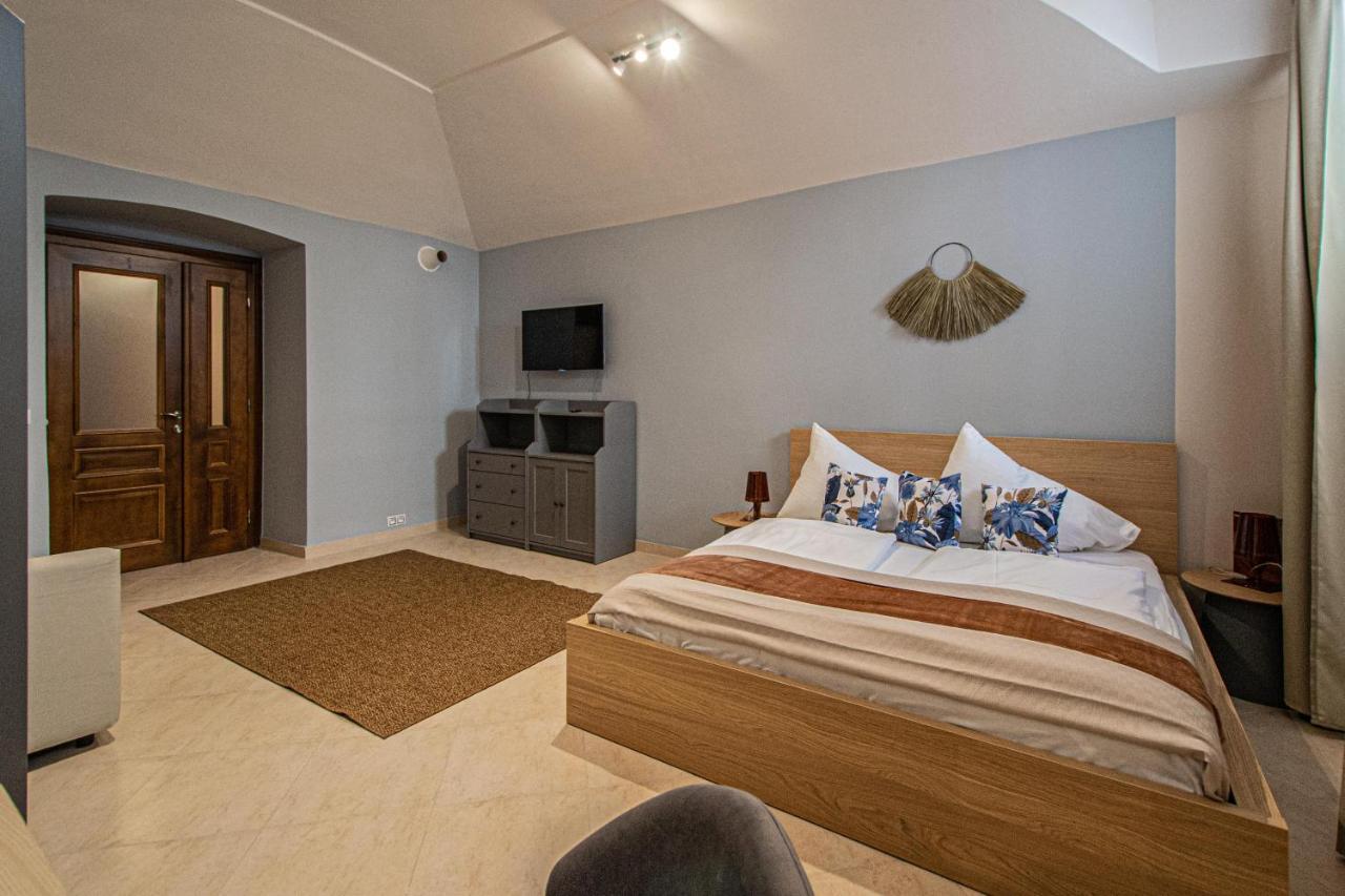 Modern And Spacious Apartments In City Center Prága Kültér fotó