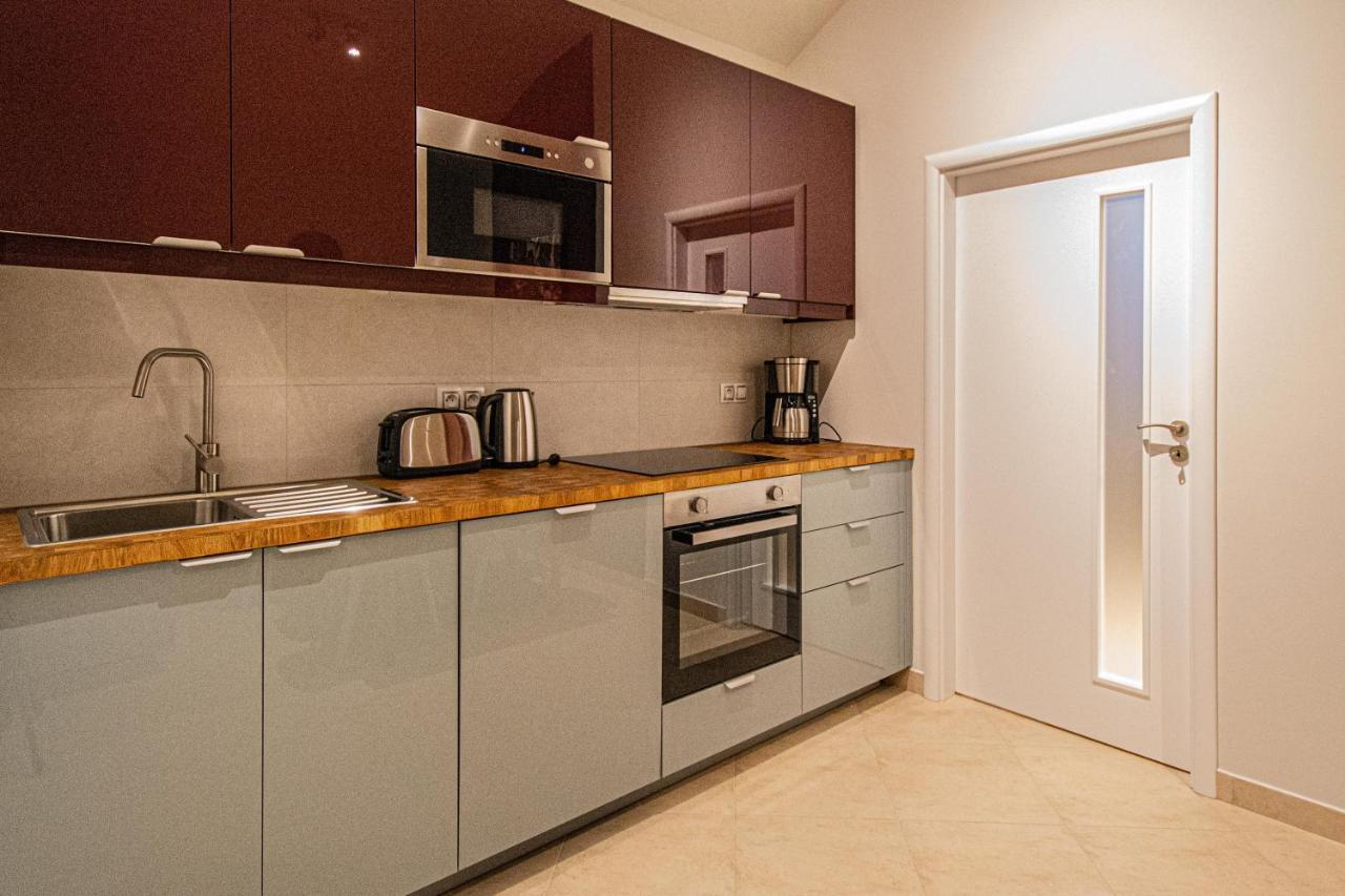 Modern And Spacious Apartments In City Center Prága Kültér fotó