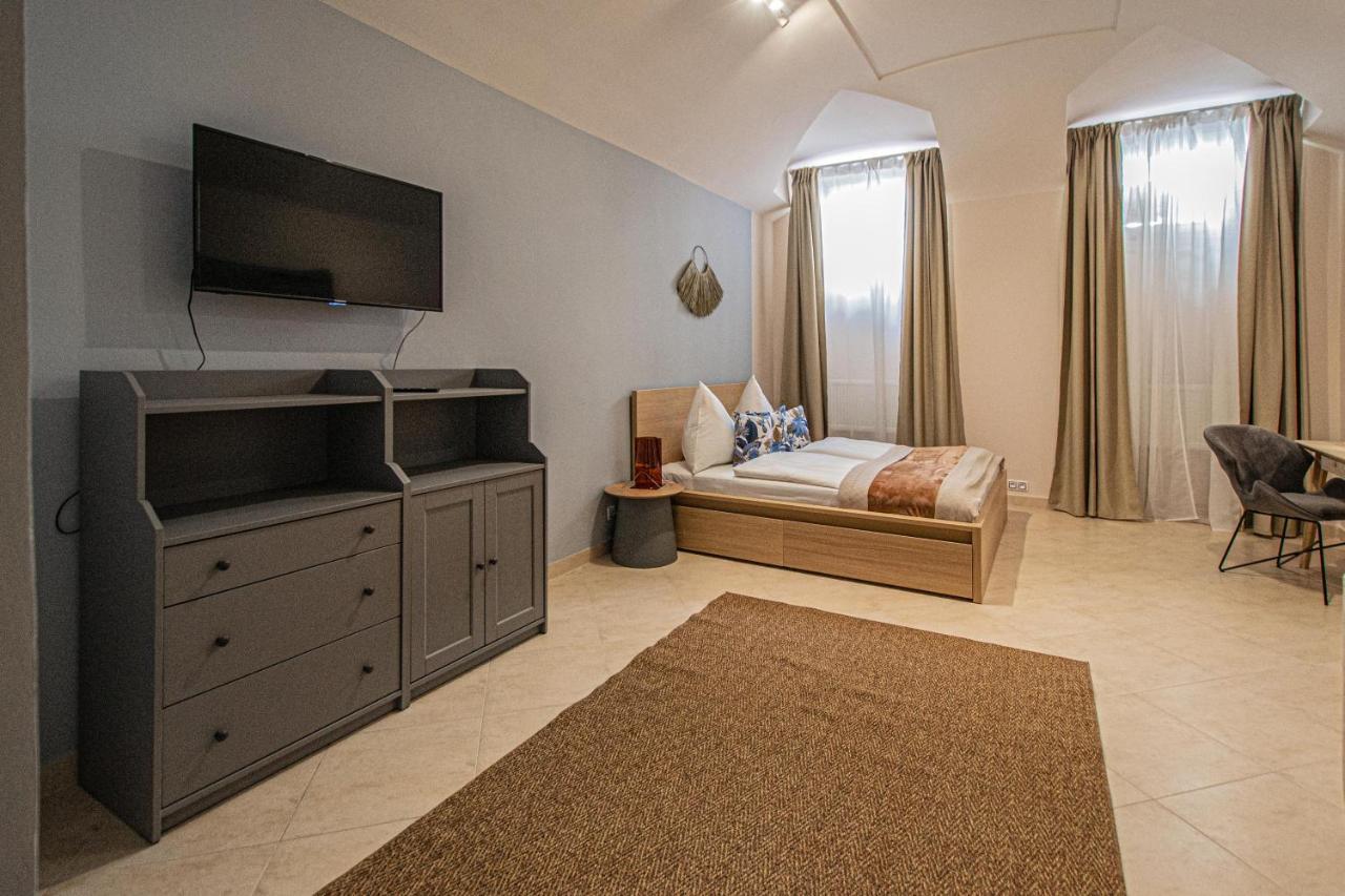Modern And Spacious Apartments In City Center Prága Kültér fotó