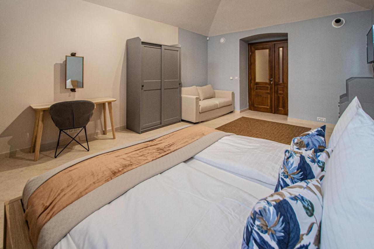 Modern And Spacious Apartments In City Center Prága Kültér fotó