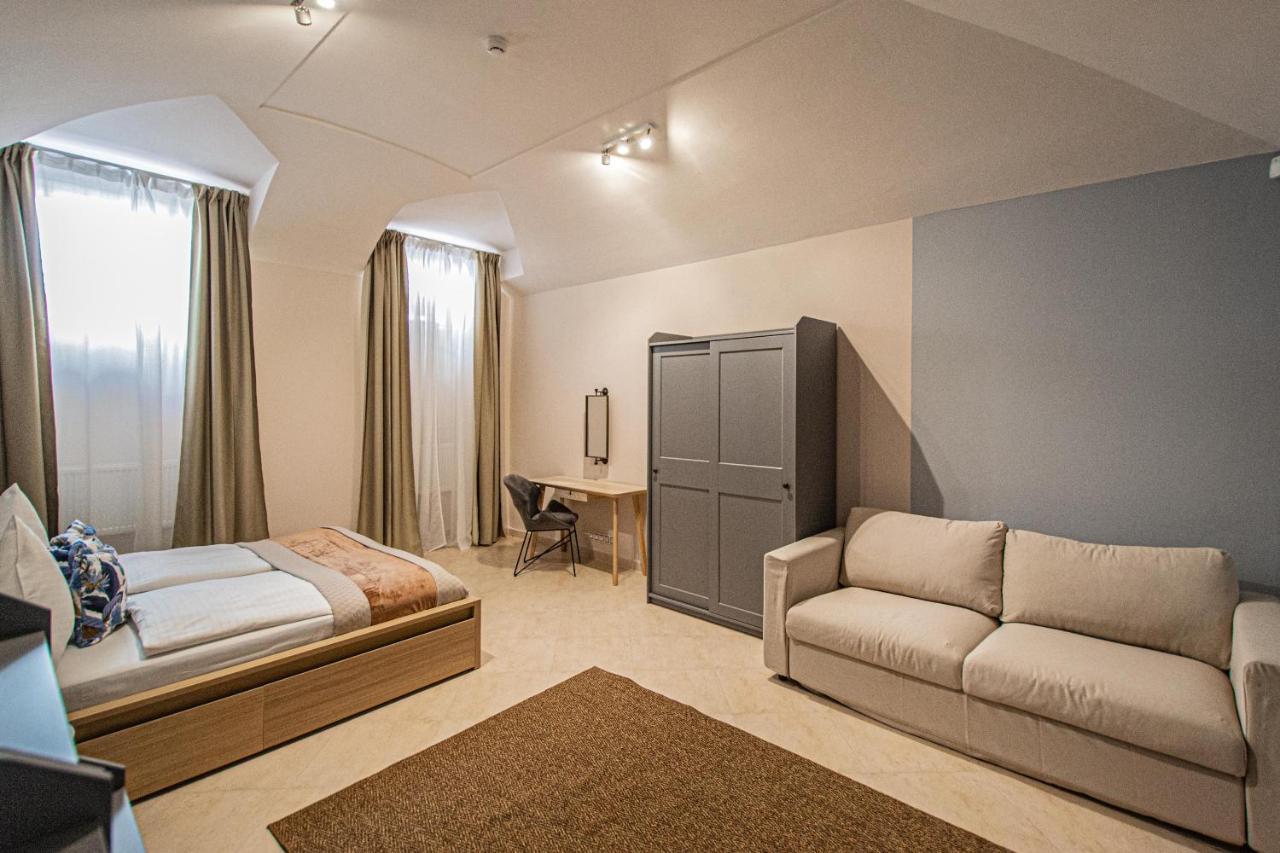 Modern And Spacious Apartments In City Center Prága Kültér fotó