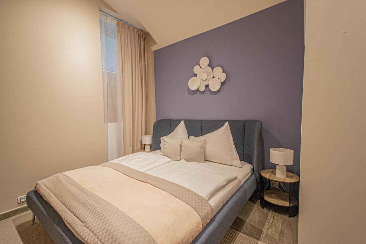 Modern And Spacious Apartments In City Center Prága Kültér fotó