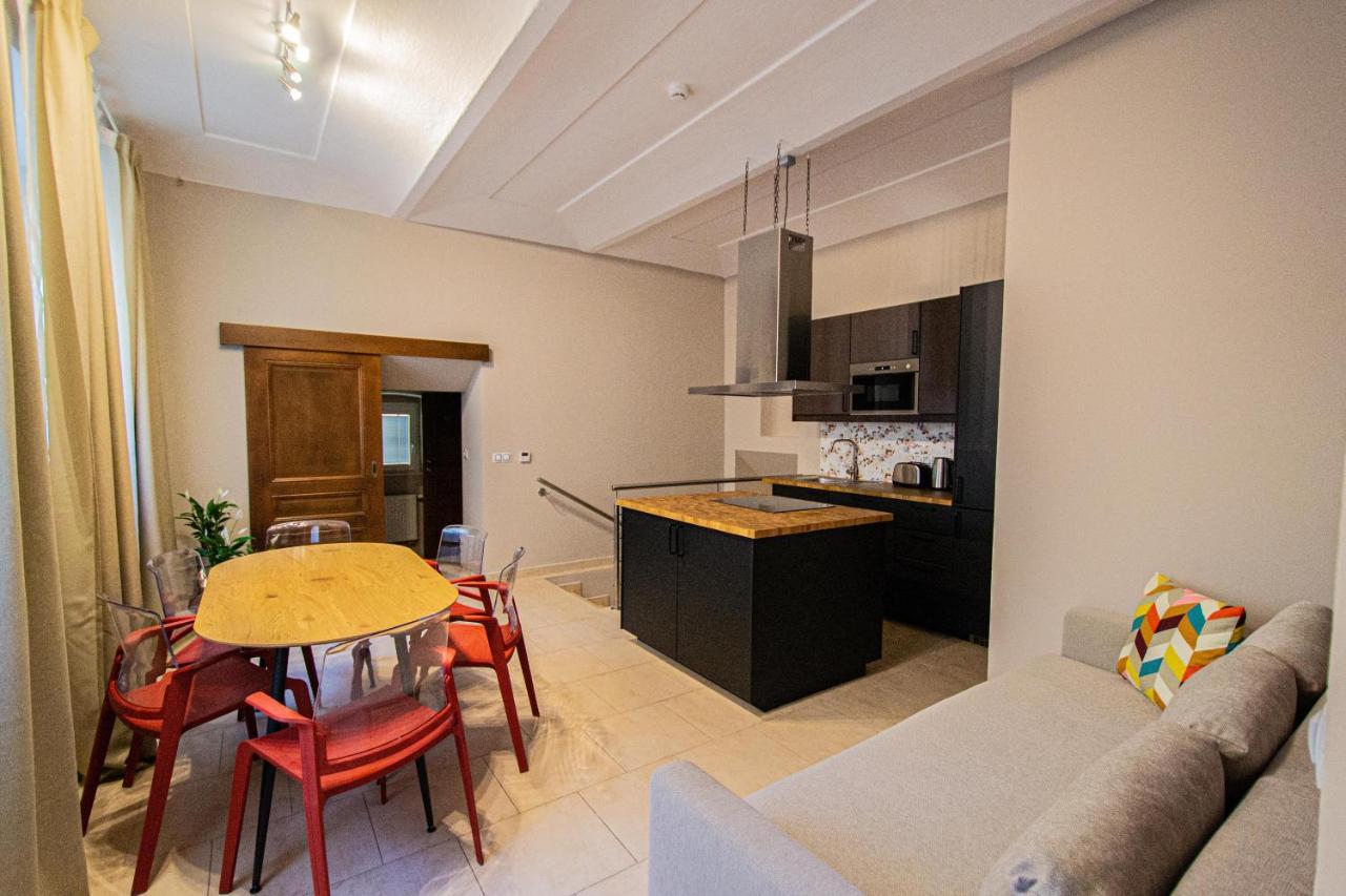 Modern And Spacious Apartments In City Center Prága Kültér fotó